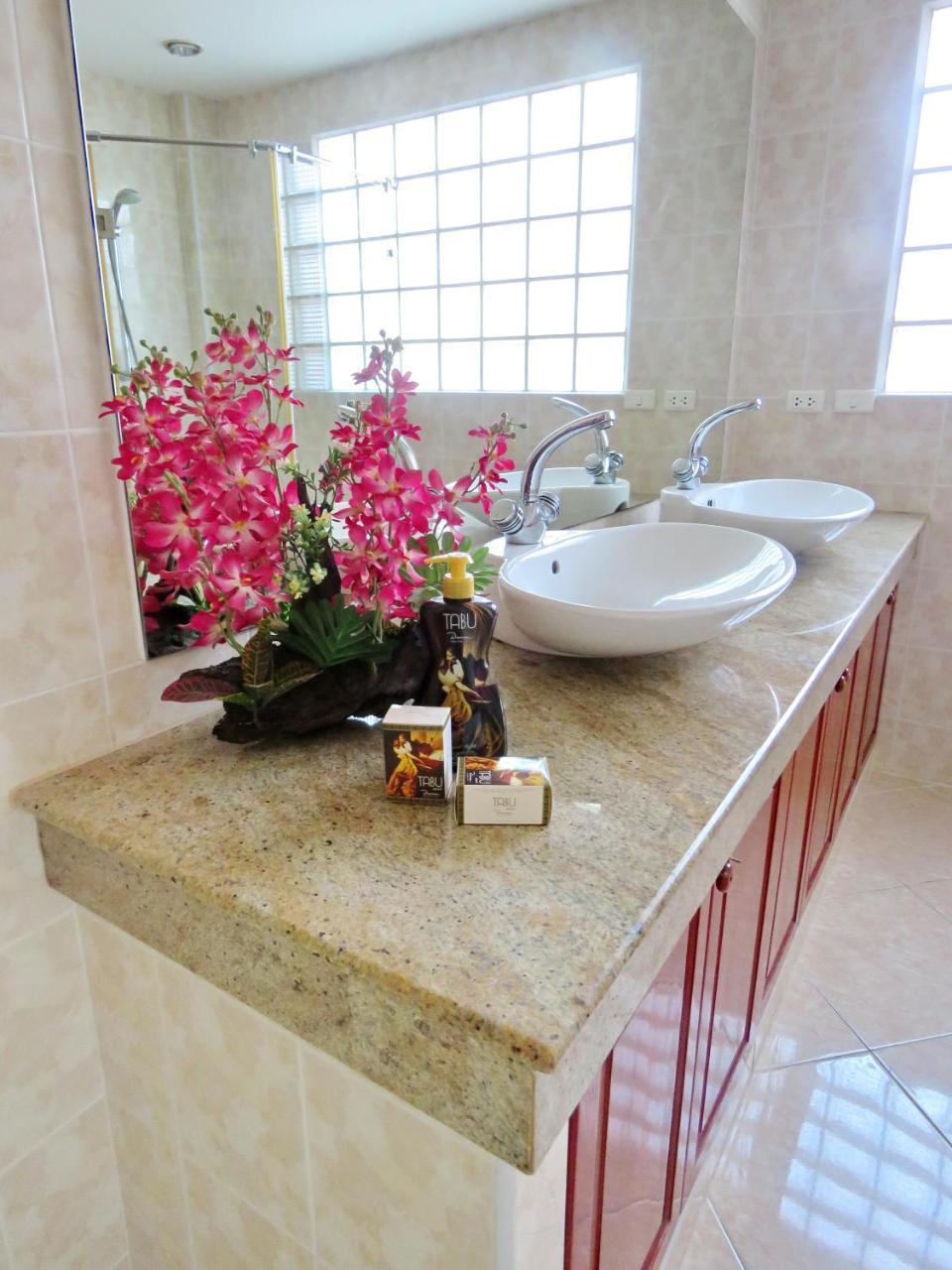 Butterfly Garden Boutique Residences: Luxury Beachside Lifestyle Apartments Pattaya Exterior photo